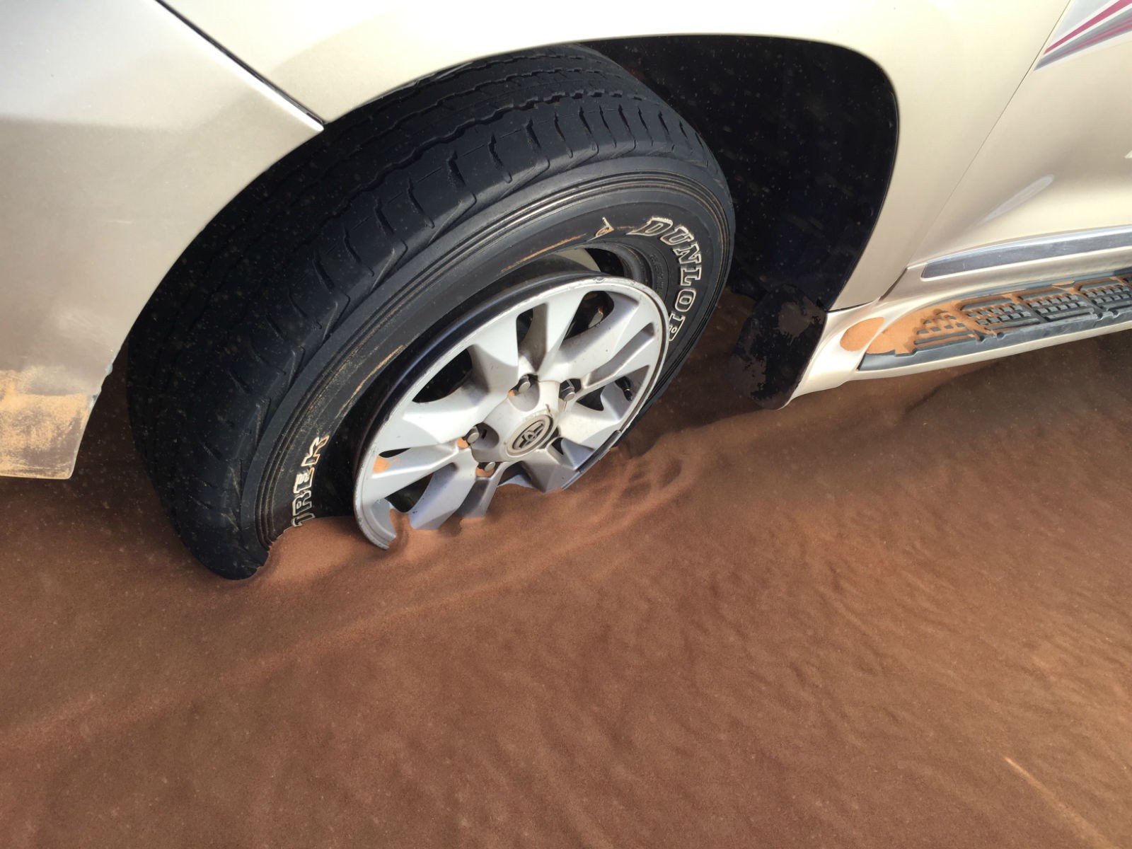 Reifenpanne in der Wüste