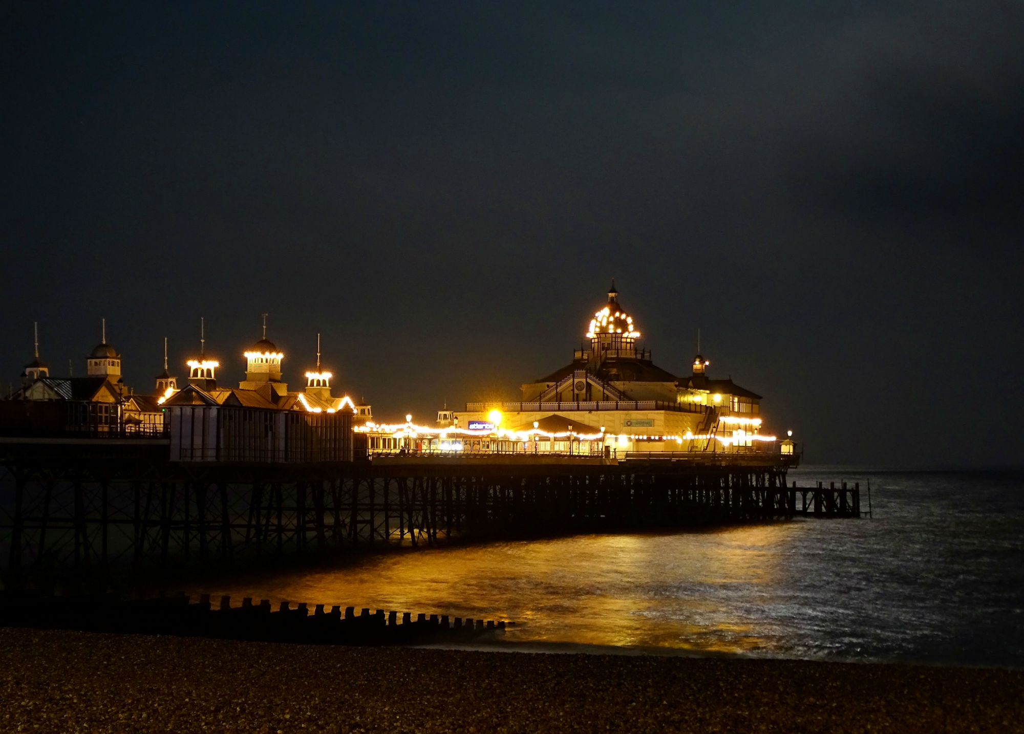 Eastbourne Pier bei Nacht